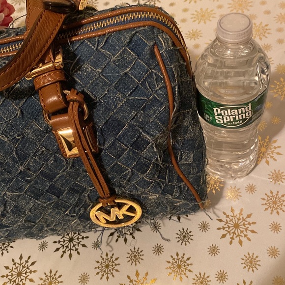 Michael Kors Greyson Satchel
DENIM 💙…Beautiful Blue
Brown Handle Accents 🤎 - Picture 13 of 14